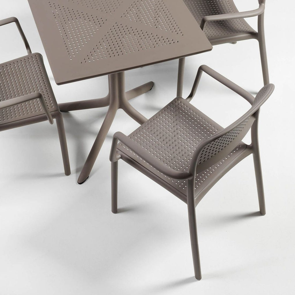 Stabelstol ute Bora med armlener plast 59x59 cm - Nardi