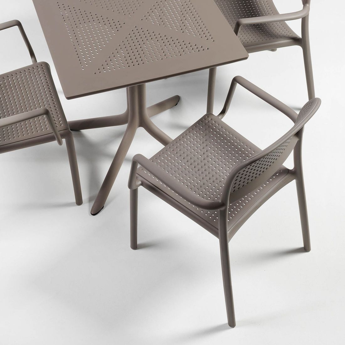 Stabelstol ute Bora med armlener plast 59x59 cm - Nardi