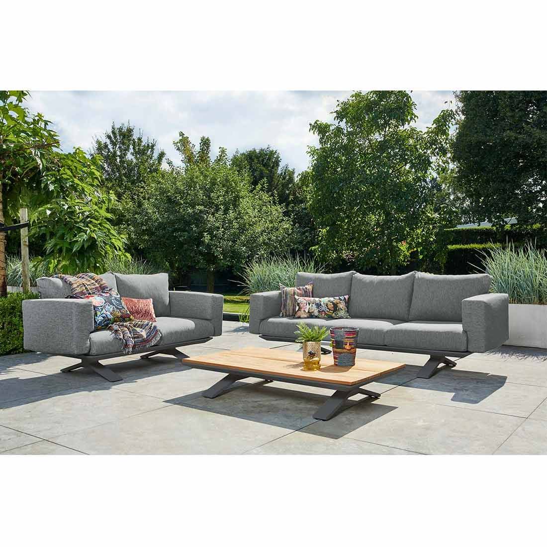 Montert Armpute Stockholm for 3-seter hagesofa på terrasse