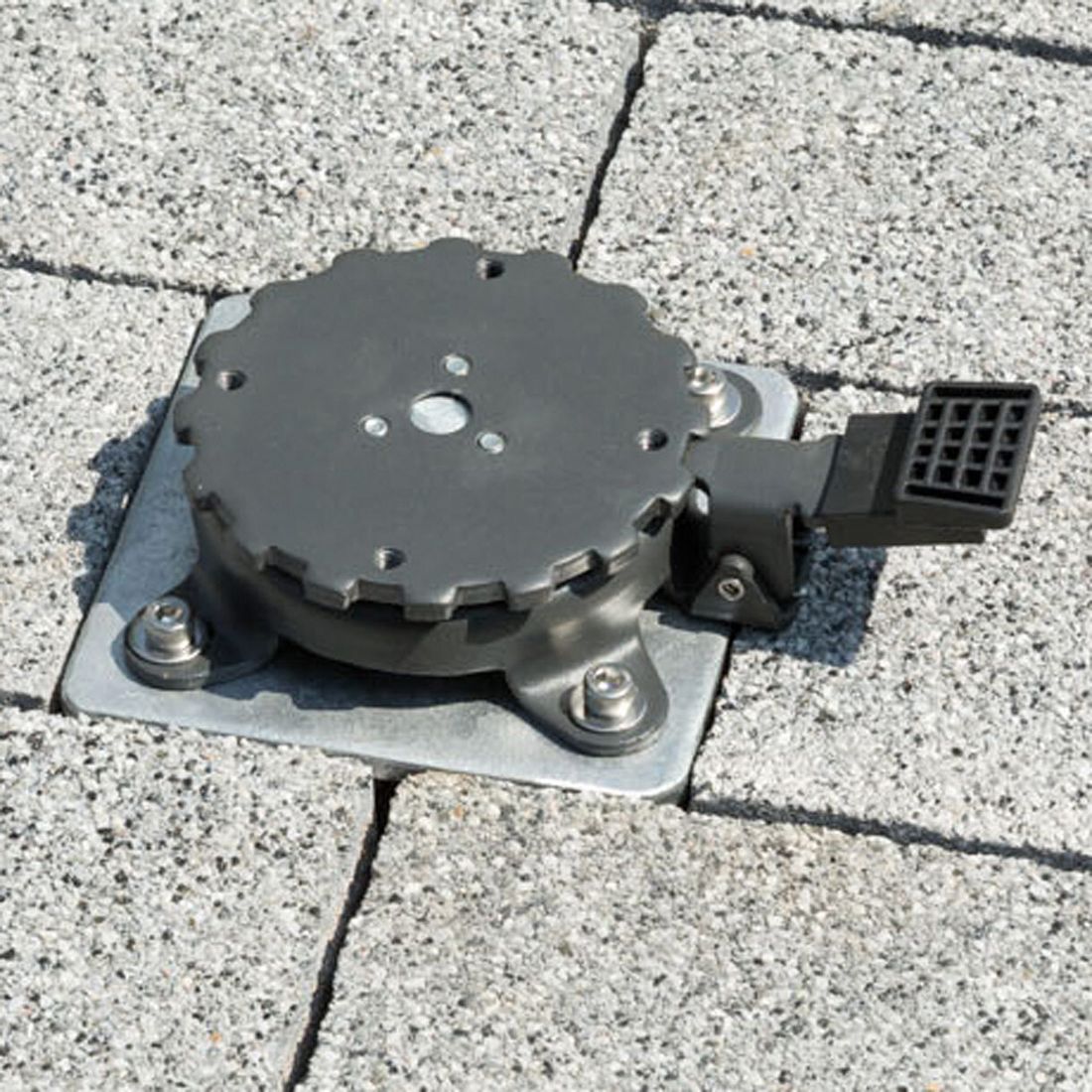 Nærbilde av feilverzinket overflate på bakkeforankring for parasoll 16x16 cm sølv Schneider