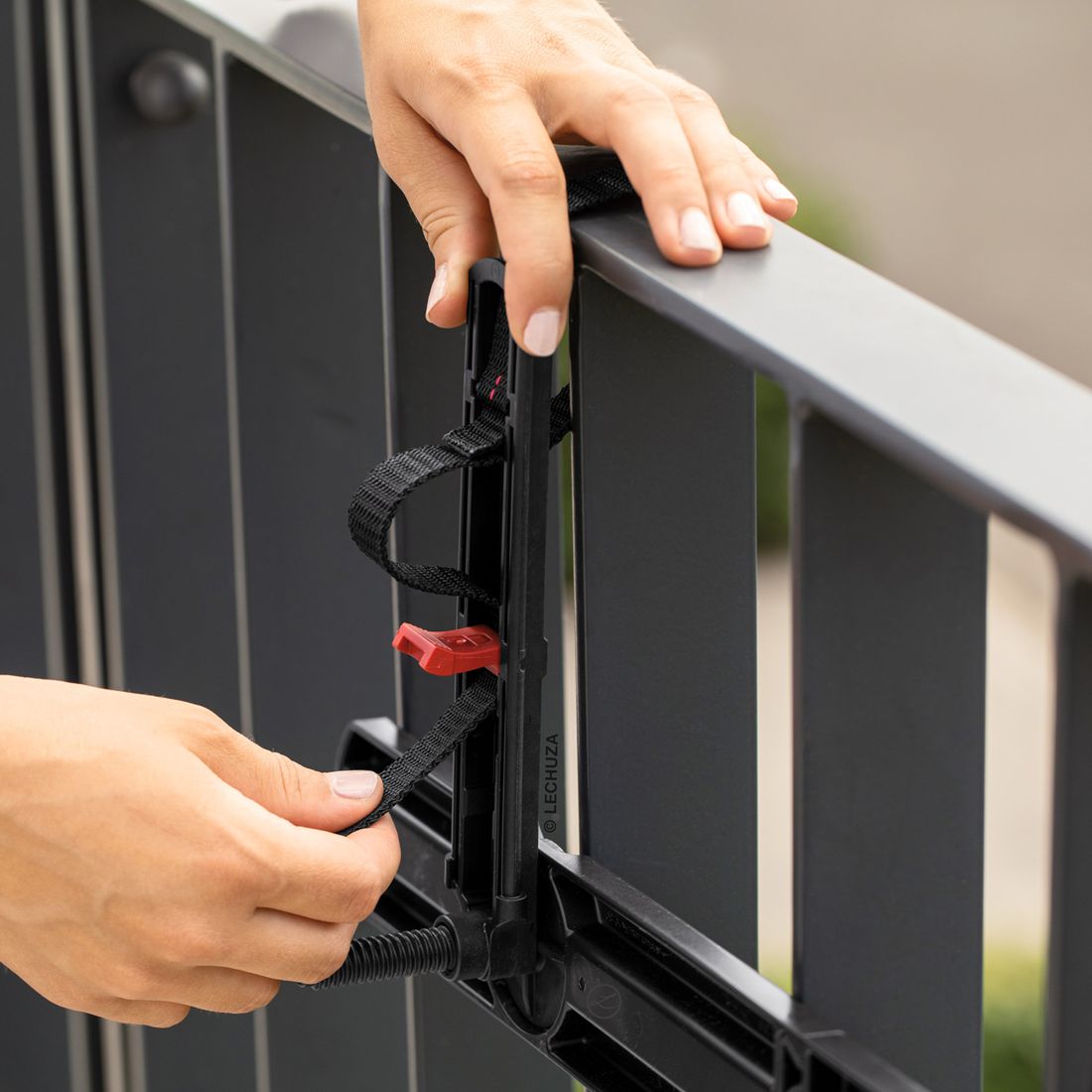 Balkongkasseholder Balconera plast svart - Lechuza nærbilde av feste