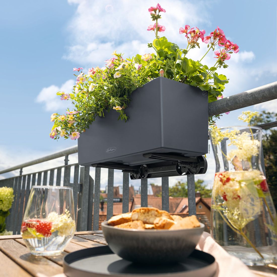 Balkongkasseholder Balconera plast svart - Lechuza sideprofil