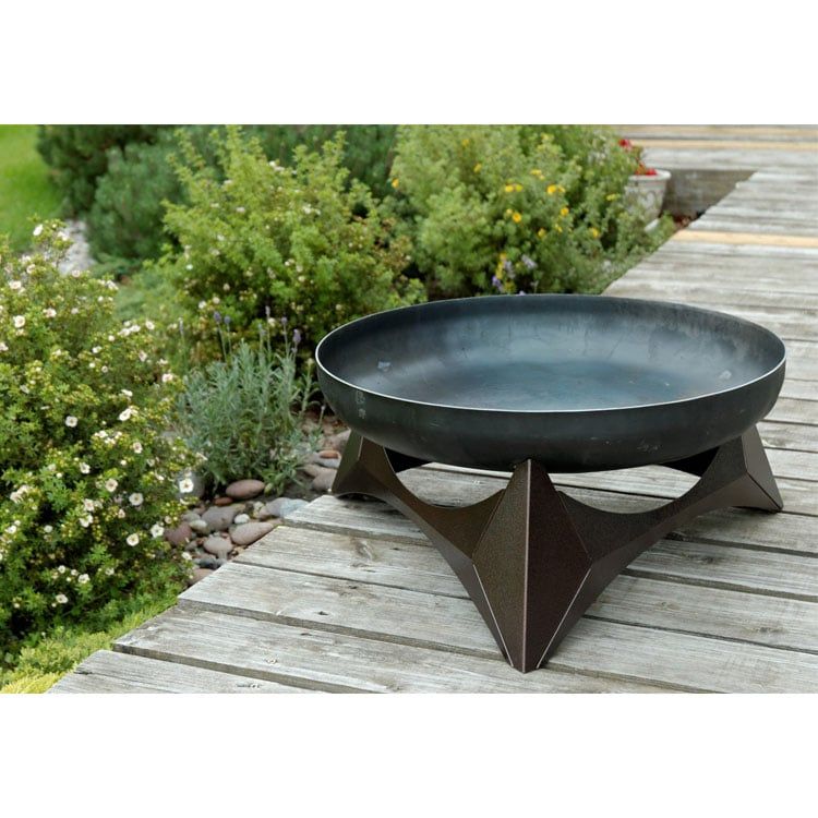 Bålpanne ARKA Ø63 cm med kobberfarget understell montert på terrasse