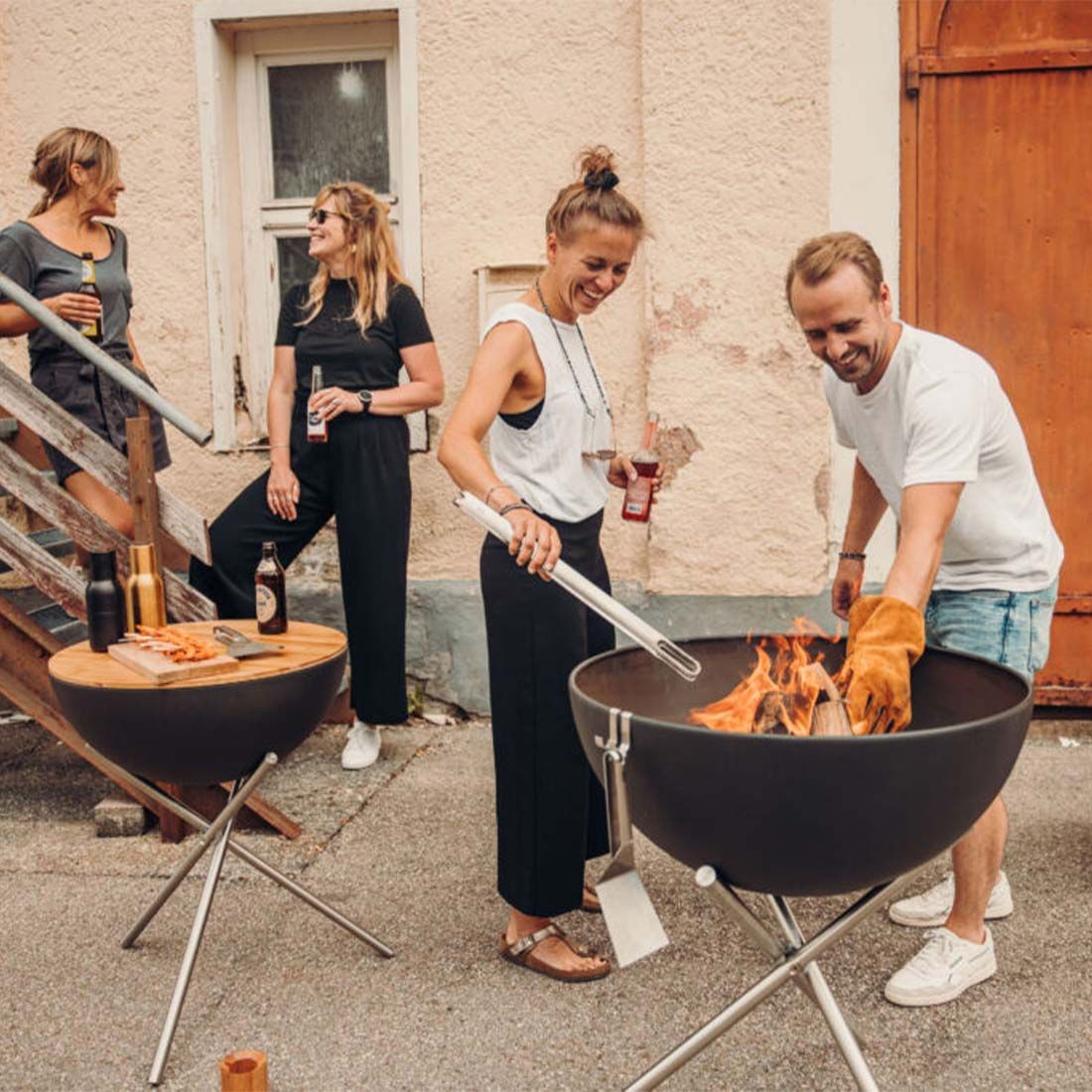 Montert Bålpanne BOWL 70 med trebein rustfritt stål på terrasse