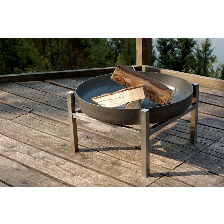Bålpanne Cube råstål Ø63 cm - SvenskaV montert på terrasse