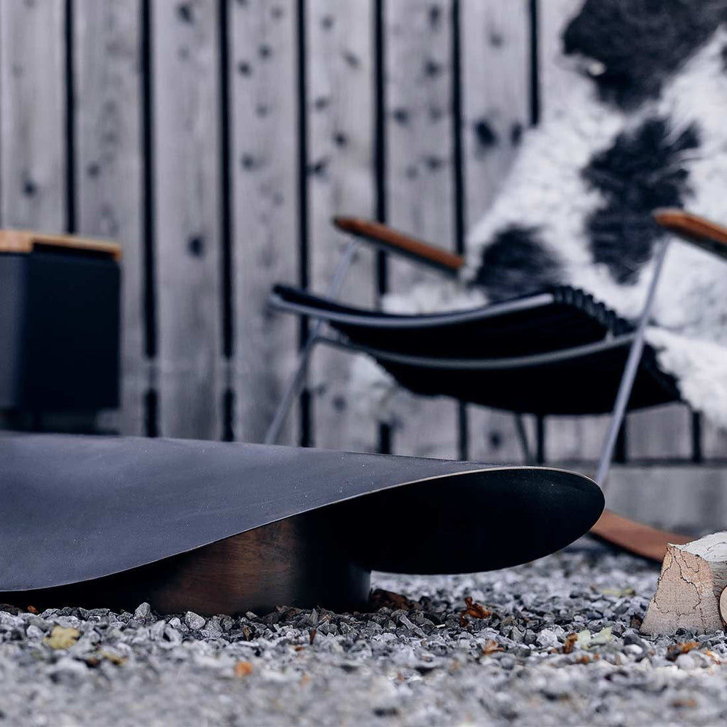 Nærbilde av flammer i Bålpanne ELLIPSE cortenstål 110x36 cm