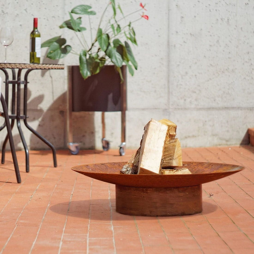 Montert Bålpanne Grace design Ø58 cm råstål på terrasse