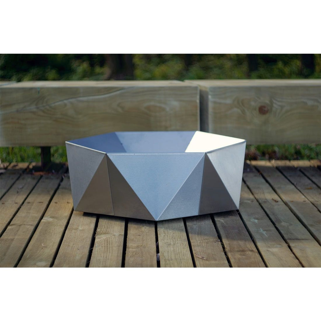Bålpanne Junda rustfritt stål 75x75 cm montert på terrasse