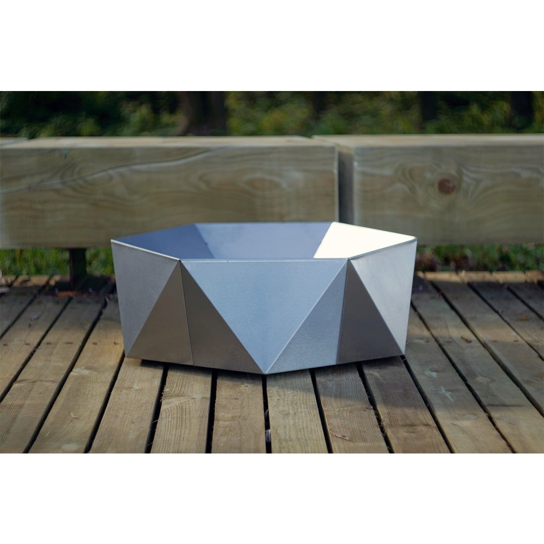 Bålpanne Junda rustfritt stål 75x75 cm montert på terrasse