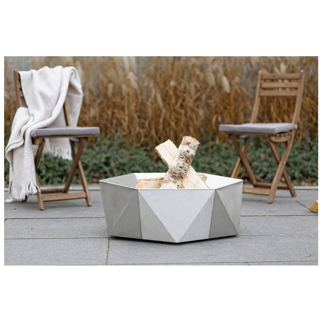 Bålpanne Junda rustfritt stål 75x75 cm i bruk på terrasse