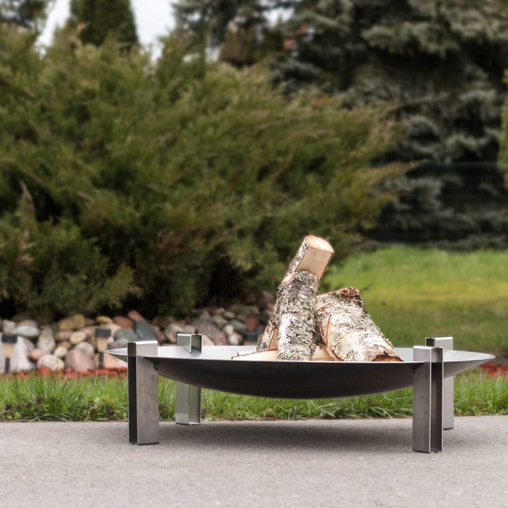 Bålpanne Space design Ø58 cm råstål - SvenskaV montert på terrasse