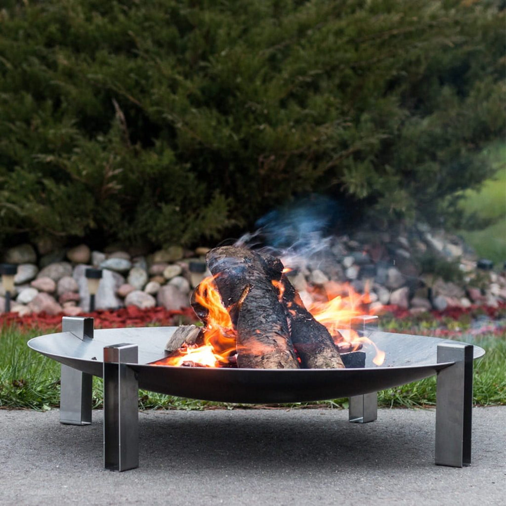 Bålpanne Space design Ø80 cm råstål montert på terrasse
