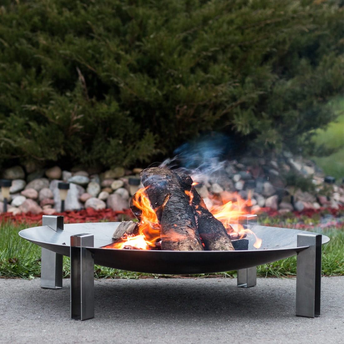 Bålpanne Space design Ø80 cm råstål montert på terrasse