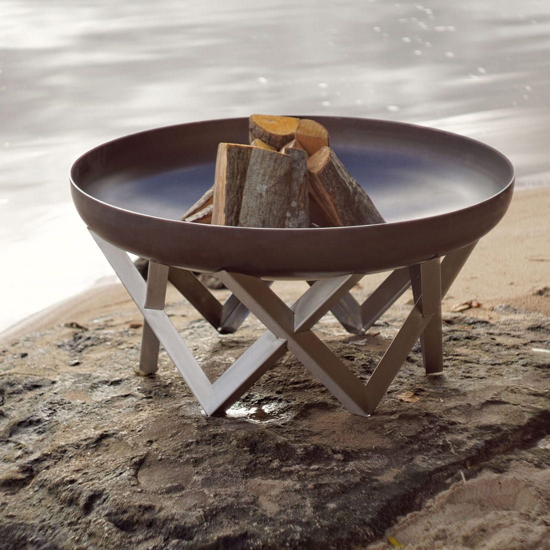 Detalj av bålpanne Venta Ø63 cm råstål design