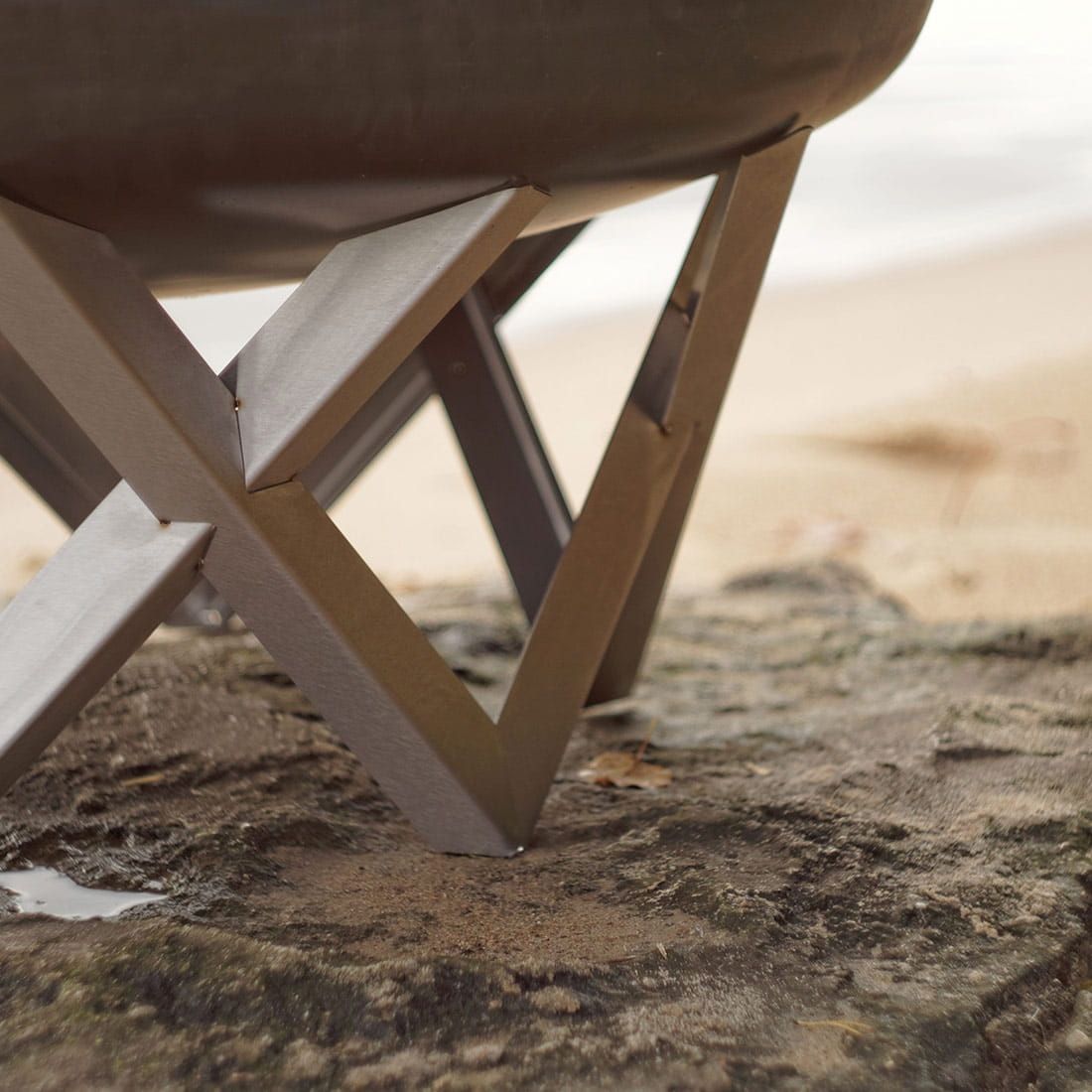 Montert bålpanne Venta Ø63 cm råstål design på terrasse