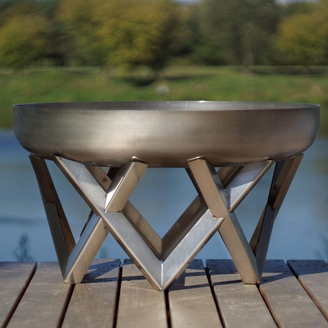 Montert Bålpanne Venta Ø79 cm rustfritt stål på terrasse