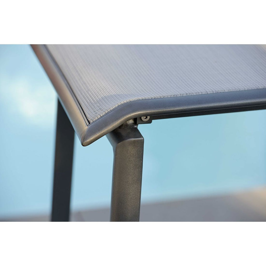 Nærbilde av aluminiumsramme på barkrakk ute Allround aluminium/textilen stabelbar - Stern