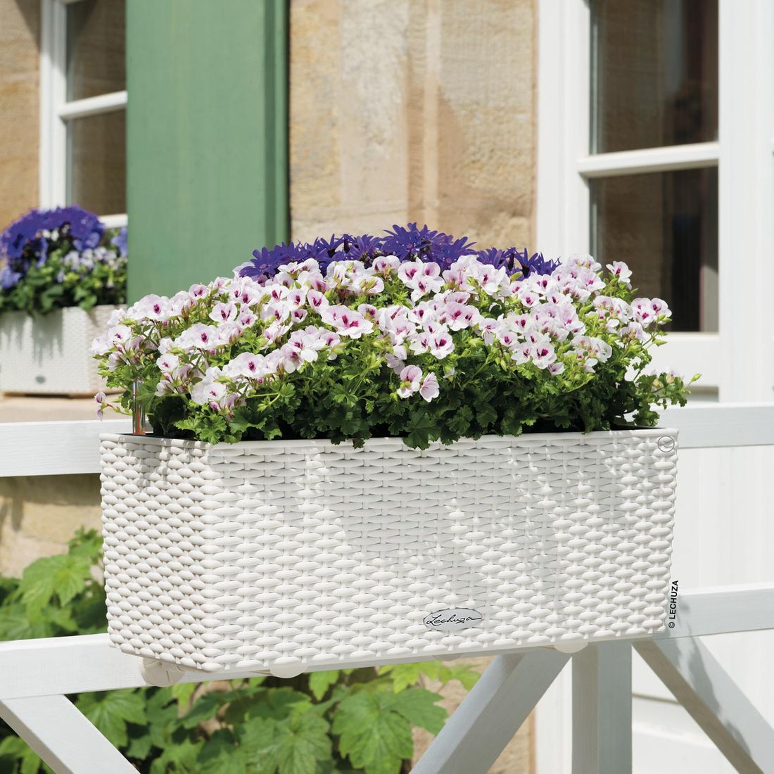 Nærbilde av Blomsterkrukke Balconera 50 hvit plast 50 cm