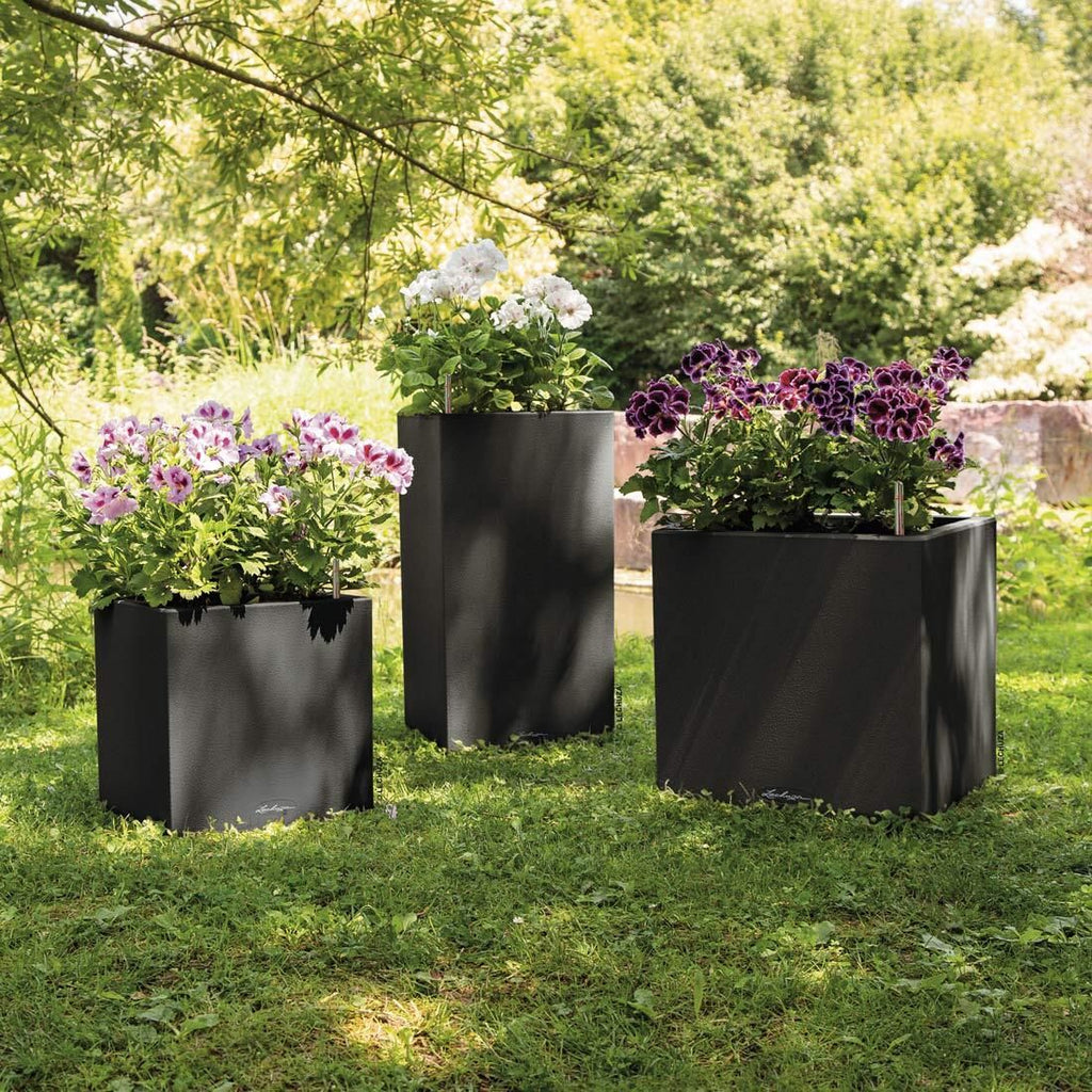 Blomsterkrukke Canto 30x30x56 cm plast grafittsvart i naturlig lys