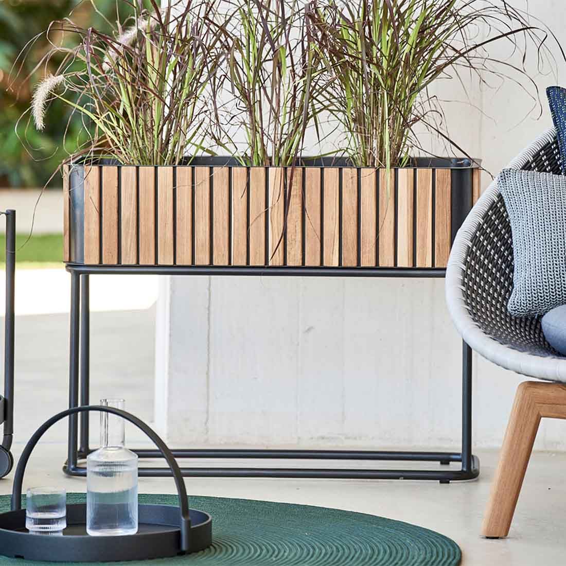 Montert Blomsterkrukke Combine resirkulert teak/aluminium 83x62cm i hage