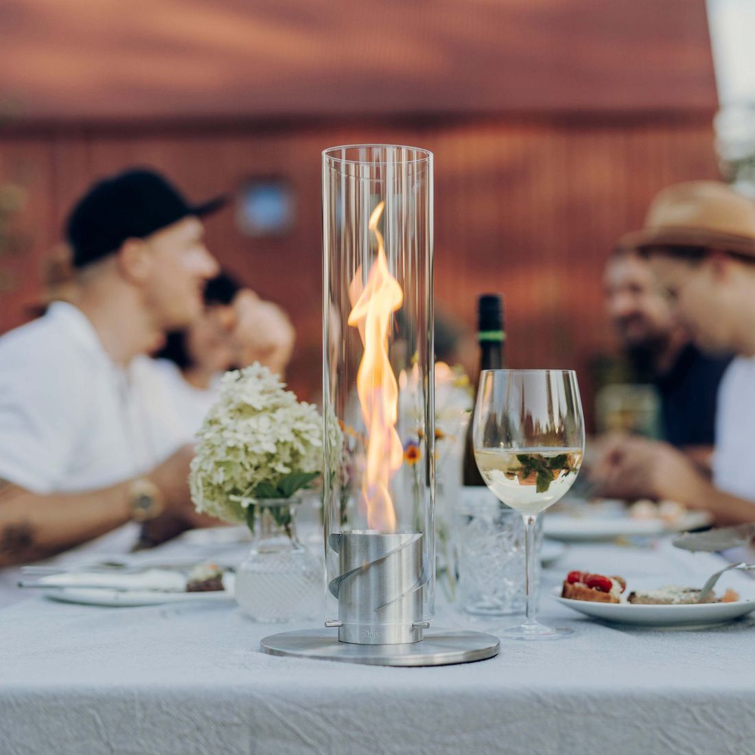Bordild Spin 900 rustfritt stål og glass montert på terrasse