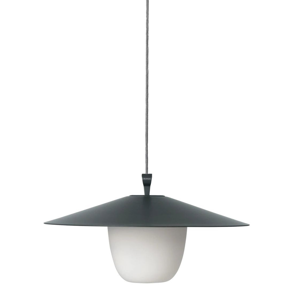 Bordlampe ute Ani Lamp large LED aluminium magnet montert på terrasse