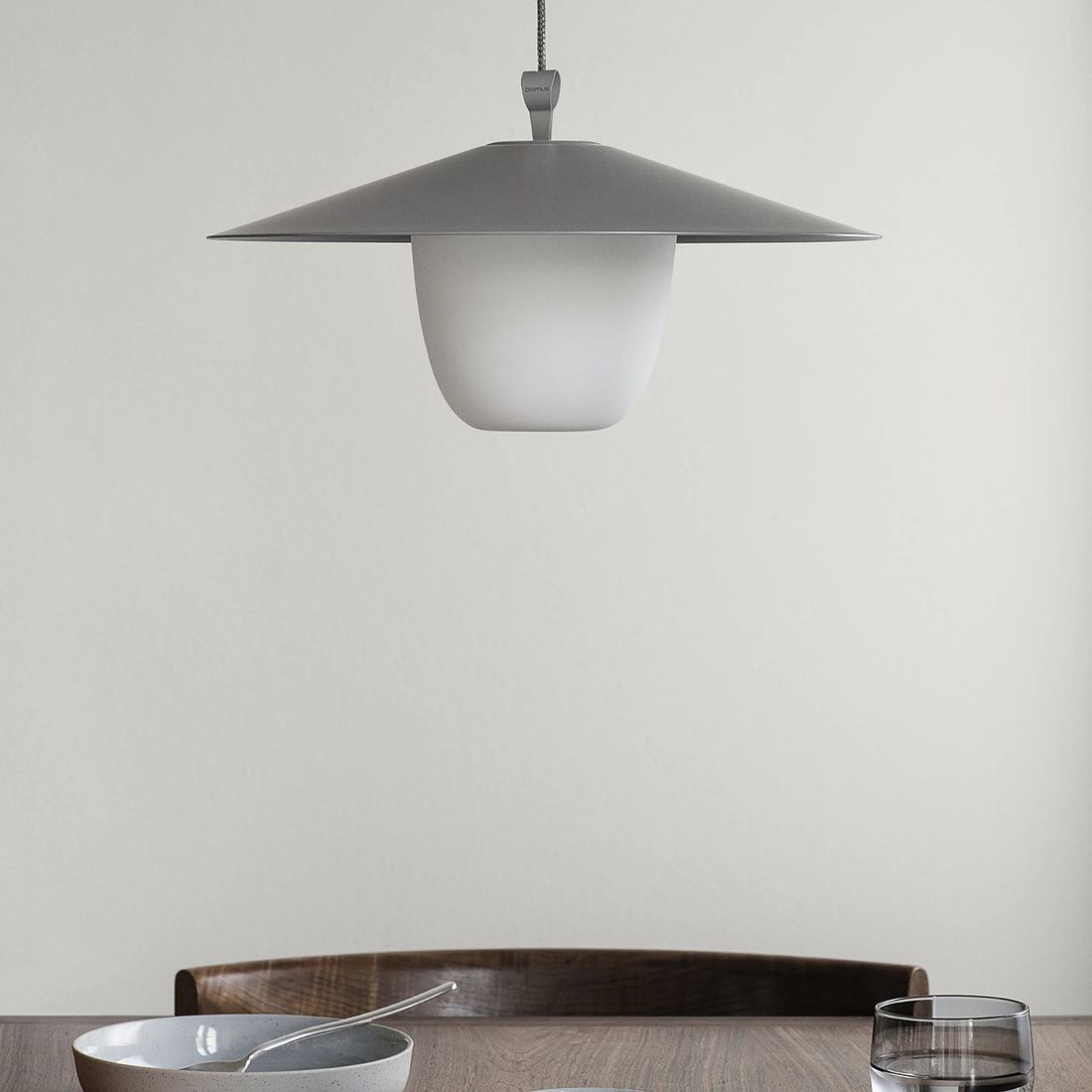 Bordlampe ute Ani Lamp LED aluminium Ø22 cm med terrassebakgrunn