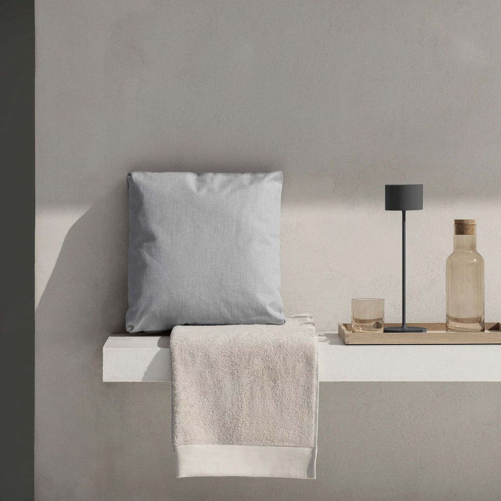 Bordlampe ute Farol Mobile LED 3.0 grå i bruk på terrasse