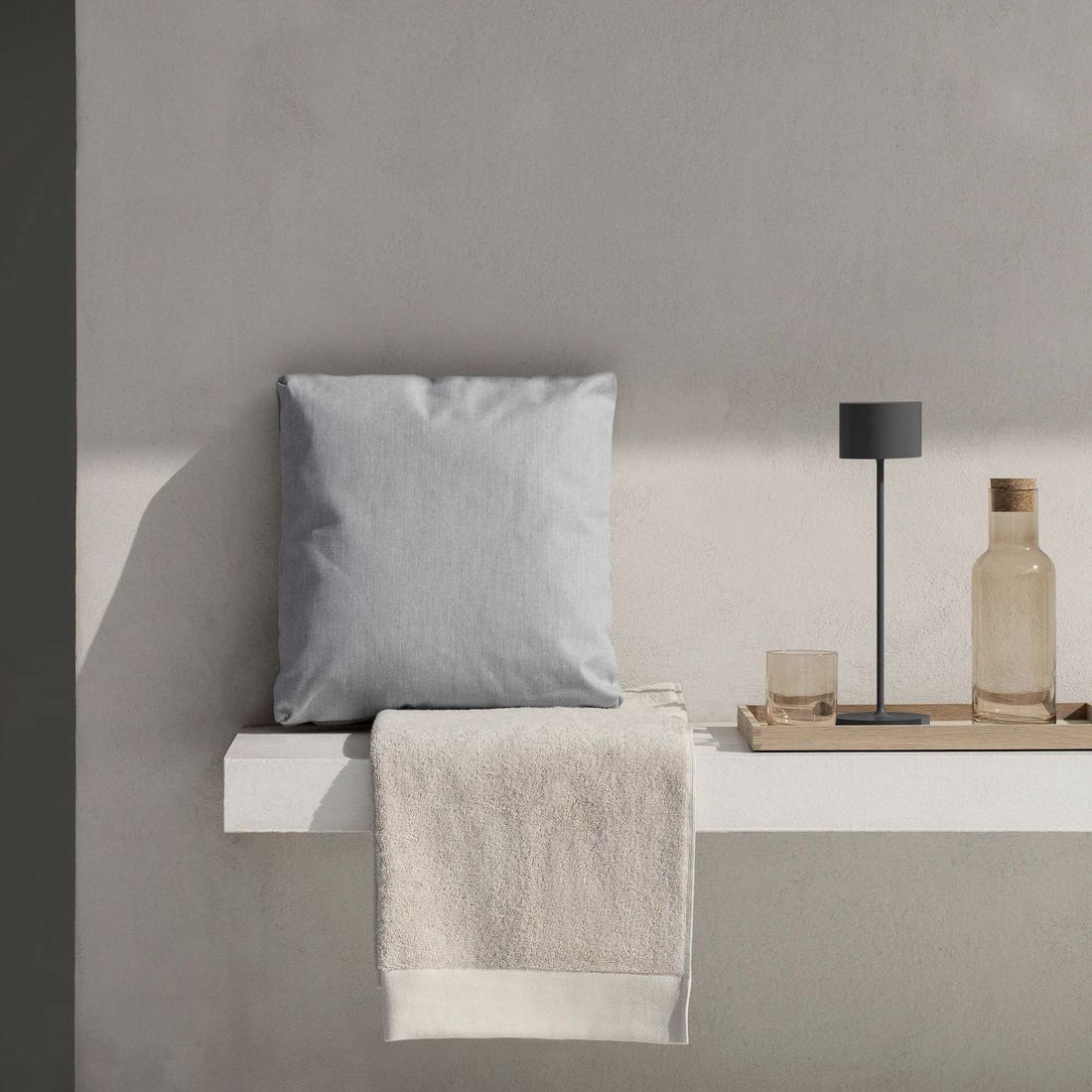 Bordlampe ute Farol Mobile LED 3.0 grå i bruk på terrasse