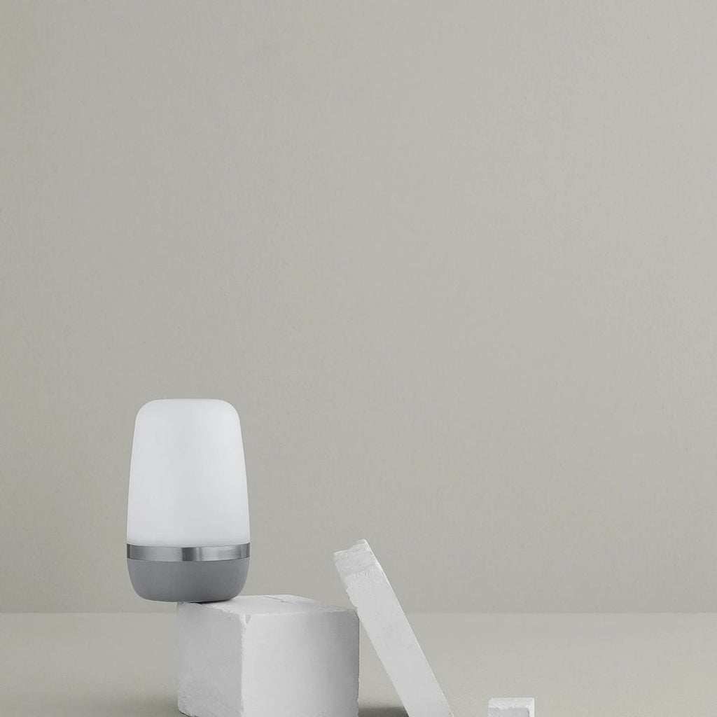 Bordlampe ute Spirit large aluminium Ø15 cm warm grey - Blomus nærbilde