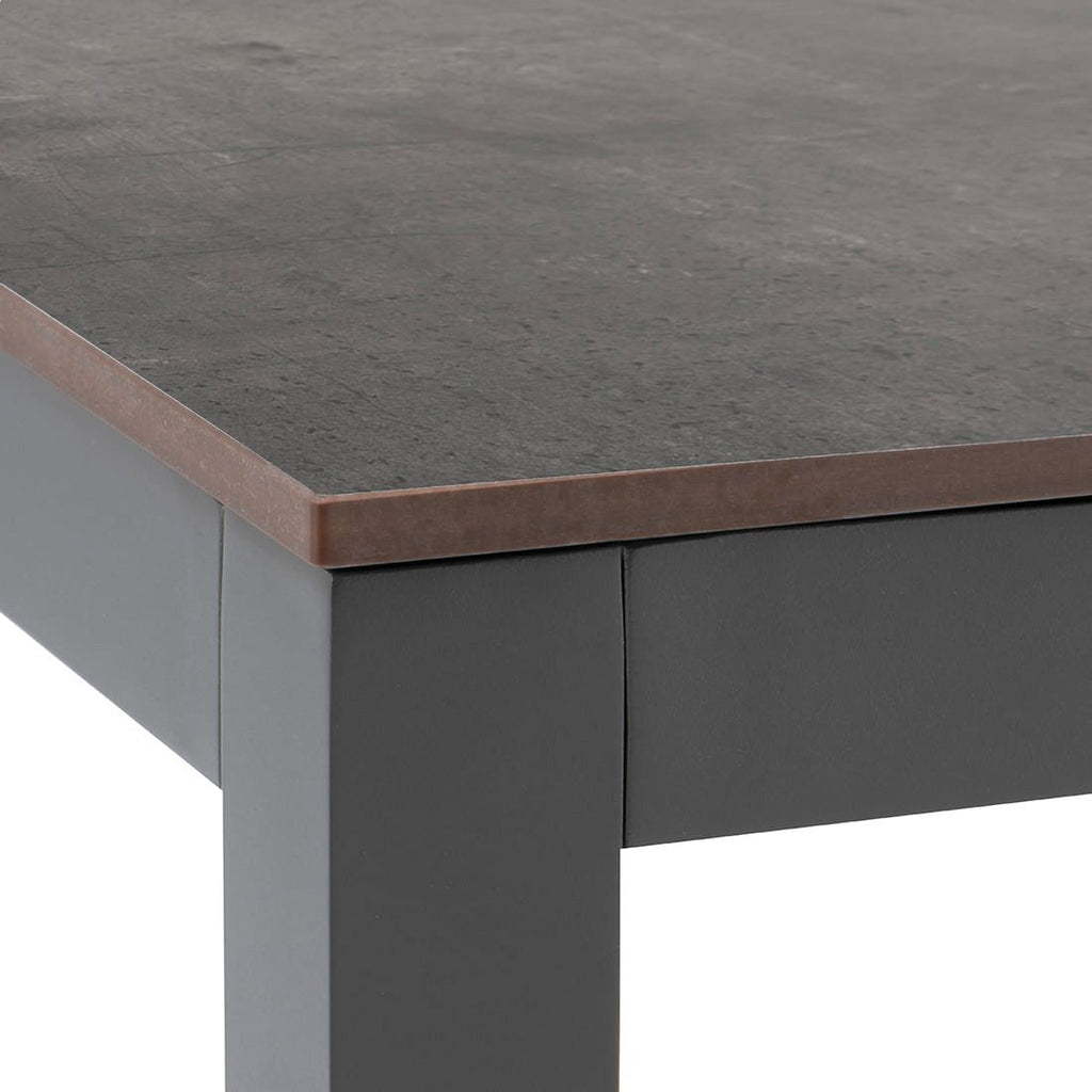 Montert Bordplate HPL 90x90 cm mørk sement - OUTLIV. på hagebord