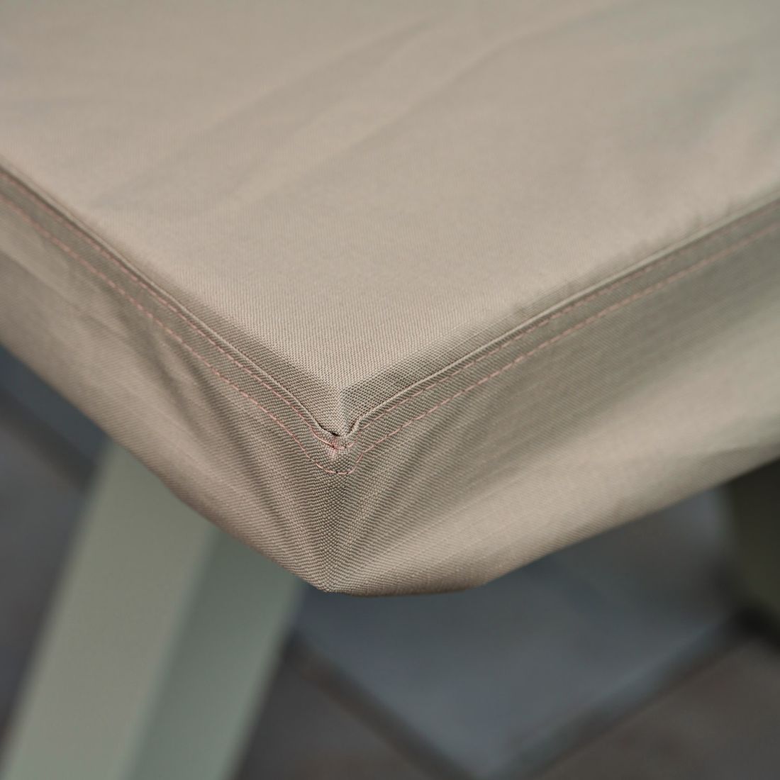 Bordtrekk til hagebord Plus 165x105 cm beige på terrasse