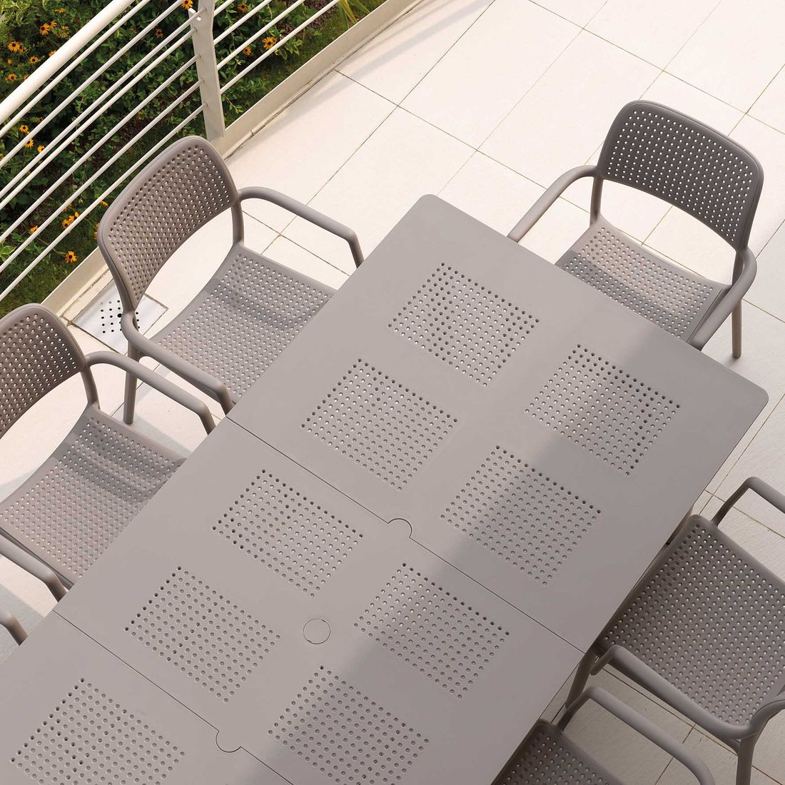 Stabelstol ute Bora med armlener plast 59x59 cm - Nardi