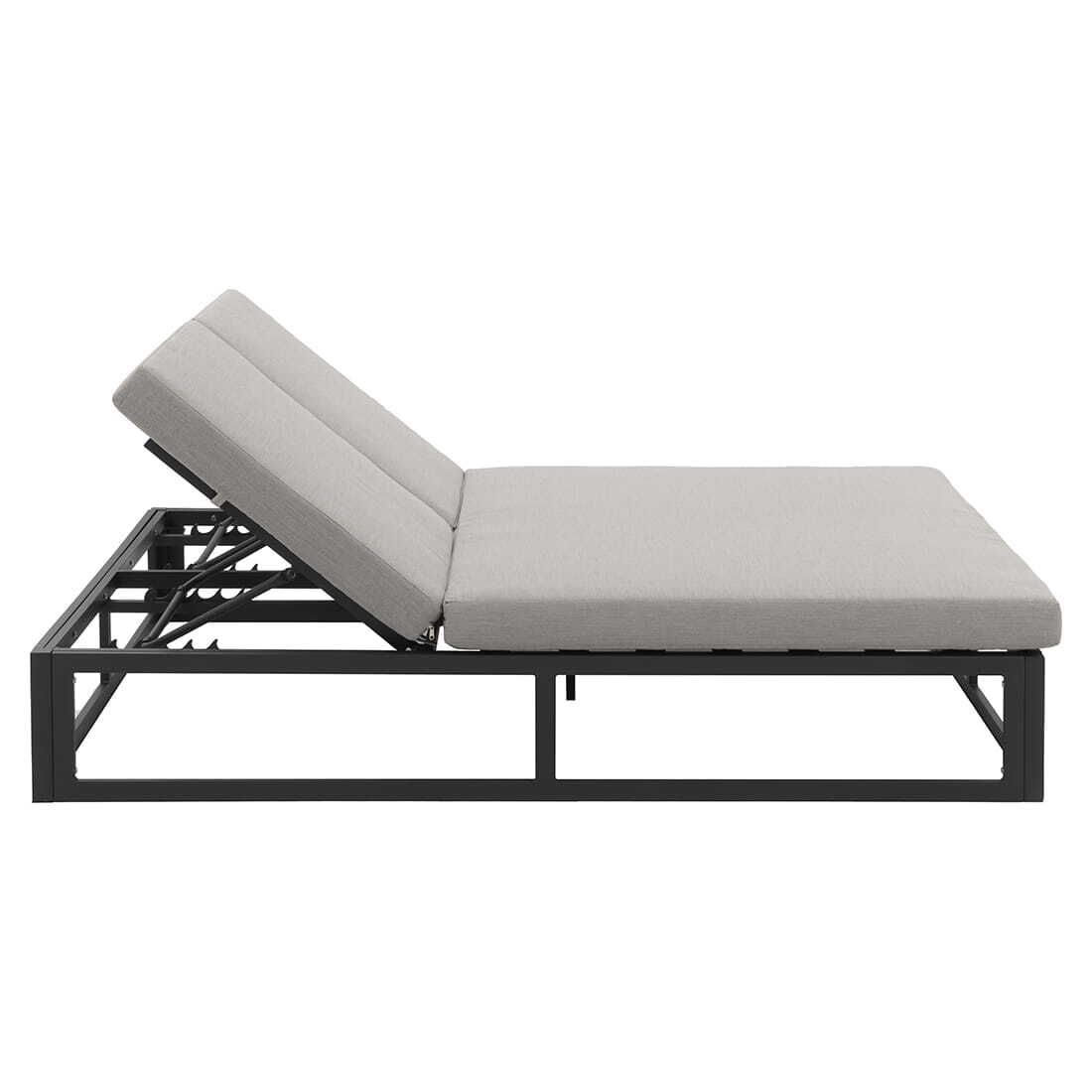 Daybed Anzio justerbar aluminium 162x200 cm - OUTLIV montert på terrasse