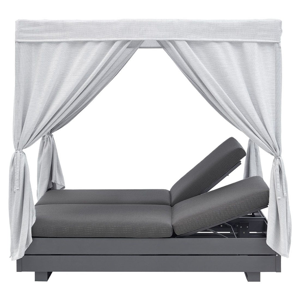 Daybed Boxx aluminium med justerbar rygg antrasitt montert på terrasse