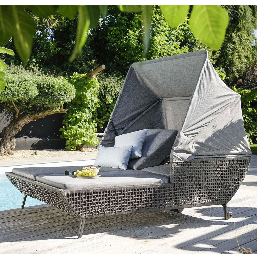Daybed Greta aluminium tau 221x140 cm med puter forfra