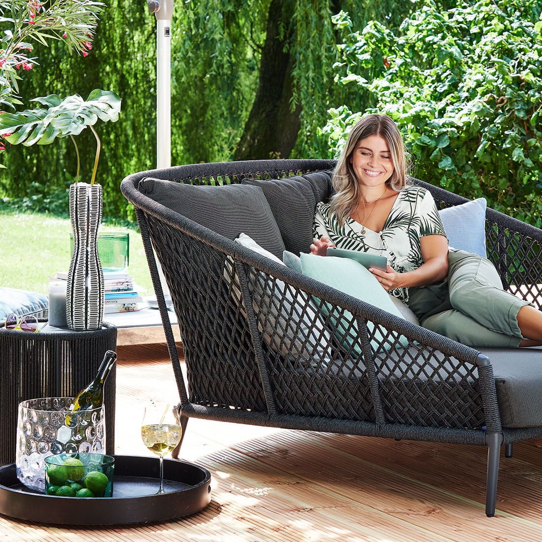 Oversiktsbilde av Daybed Ibiza aluminium/olefin i hage