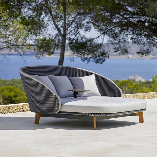 Daybed Peacock teak/aluminium/flettverk med bord - Cane-line forfra