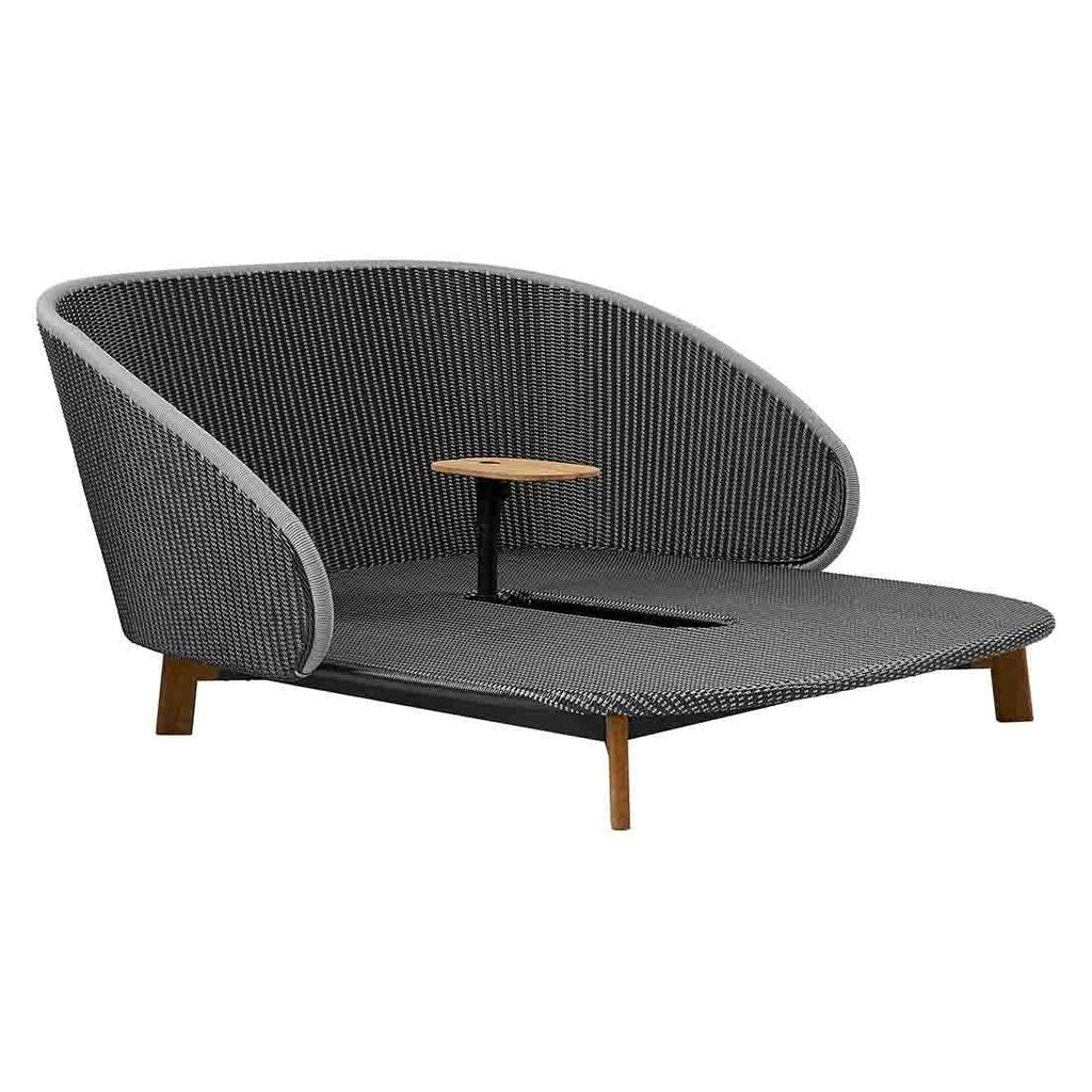 Daybed Peacock teak/aluminium/flettverk med bord - Cane-line montert på terrasse