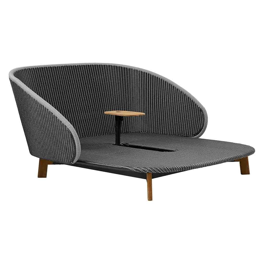 Daybed Peacock teak/aluminium/flettverk med bord - Cane-line montert på terrasse