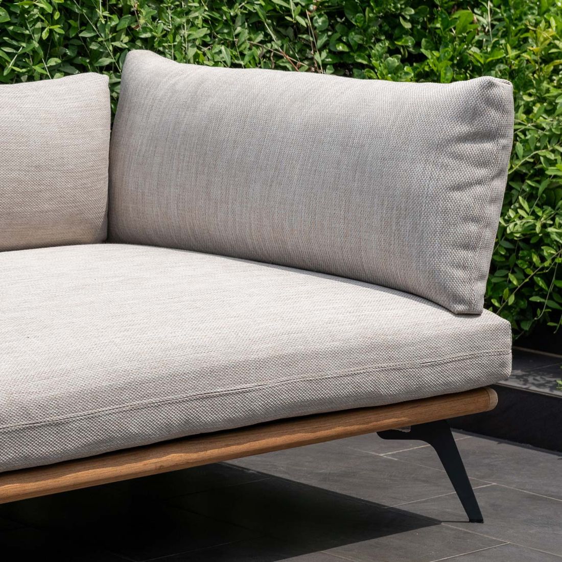 Daybed Pearl aluminium/teak 107x157 cm nærbilde av Olefin stoff