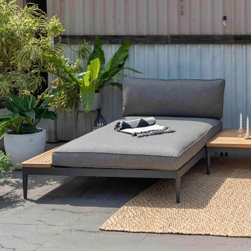Daybed Topaz XL aluminium/olefin 130x158 cm montert på terrasse