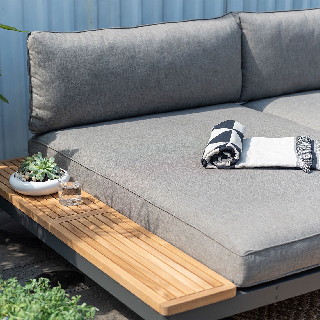 Daybed Topaz XL aluminium/olefin 130x158 cm nærbilde av ramme