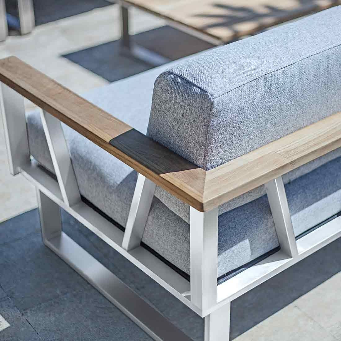 Detaljbilde av rustfritt stål ramme på Hjørnesofa ute Belvedere