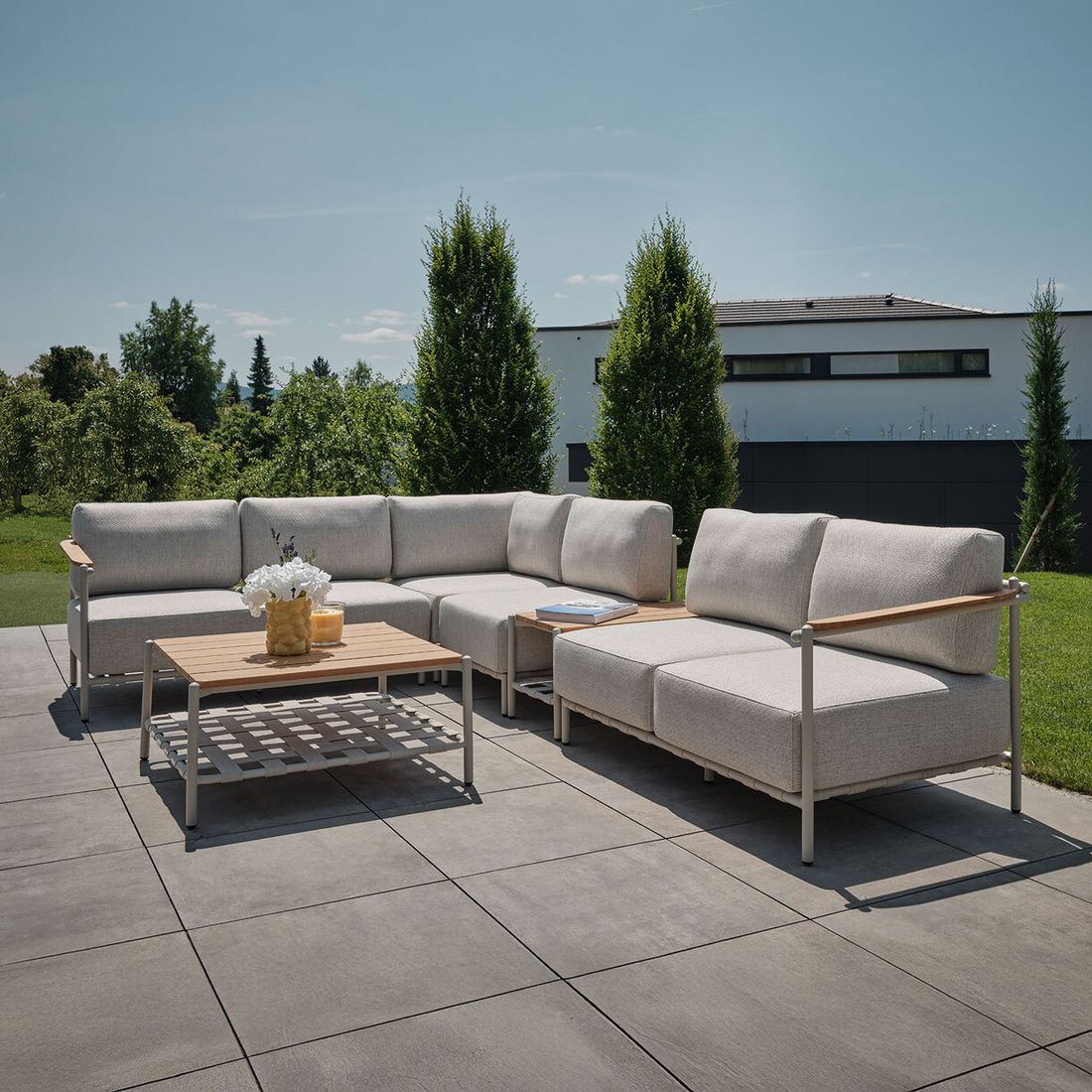 Endemodul lounge Francis aluminium/utestoff 136x81 cm montert på terrasse