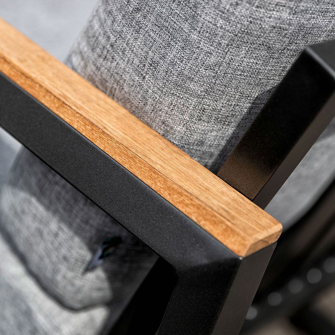 Nærbilde av teakdetaljer på Endemodul lounge Ocean Skid aluminium/olefin med teak 72,5 cm