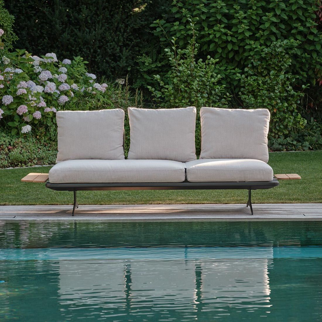 Enya påsettingsbord rustfritt stål teak 84x29 cm nærbilde 2