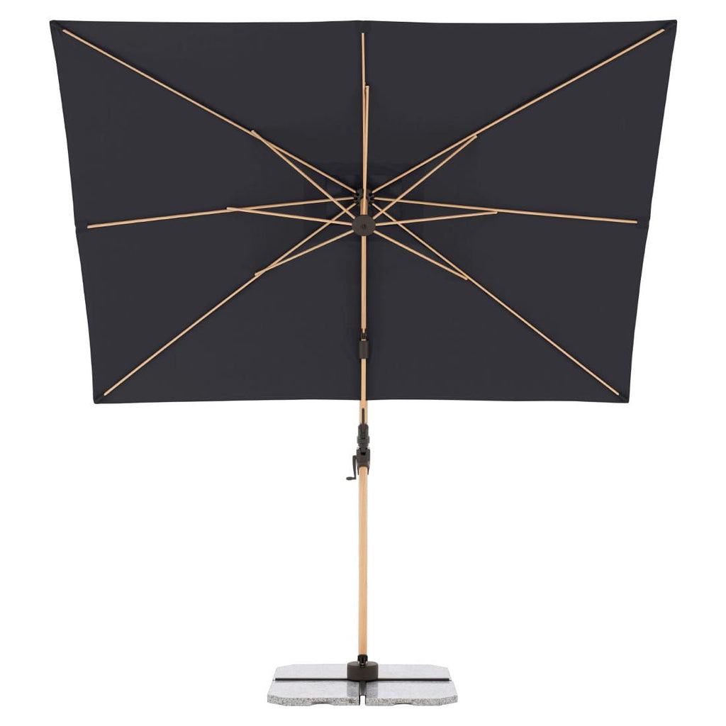 Montert Fritthengende parasoll Alu-Wood Ultra 300x220cm aluminium på terrasse