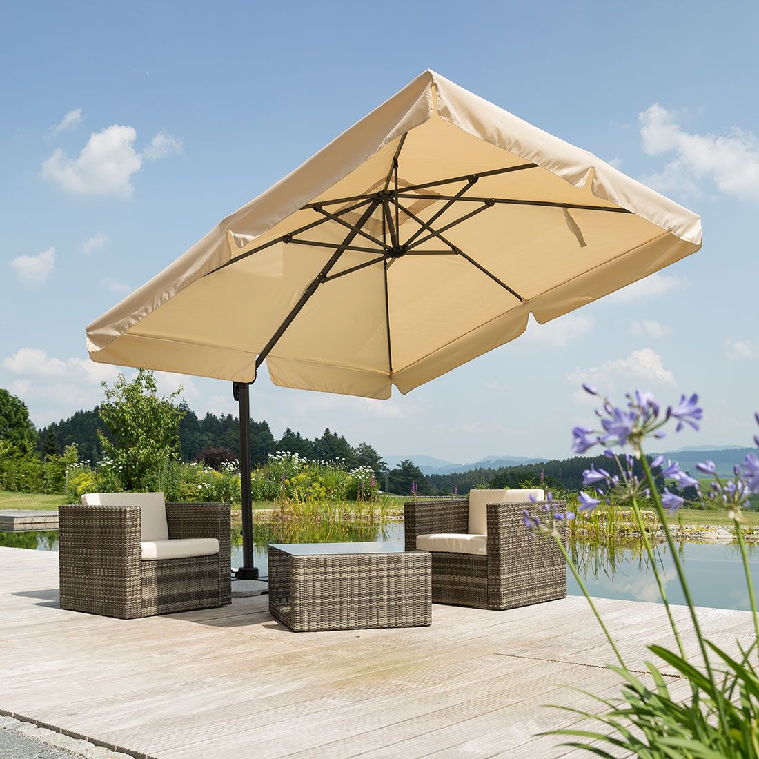 Montert fritthengende parasoll Rhodos 300x300 cm polyester i hage