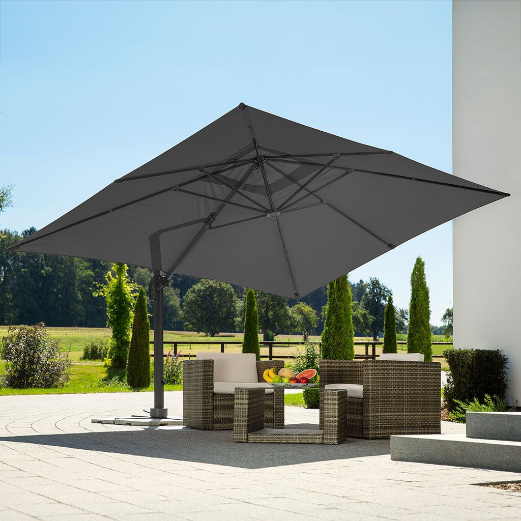 Montert fritthengende parasoll Rhodos Grande 400x300cm antrasitt i hage